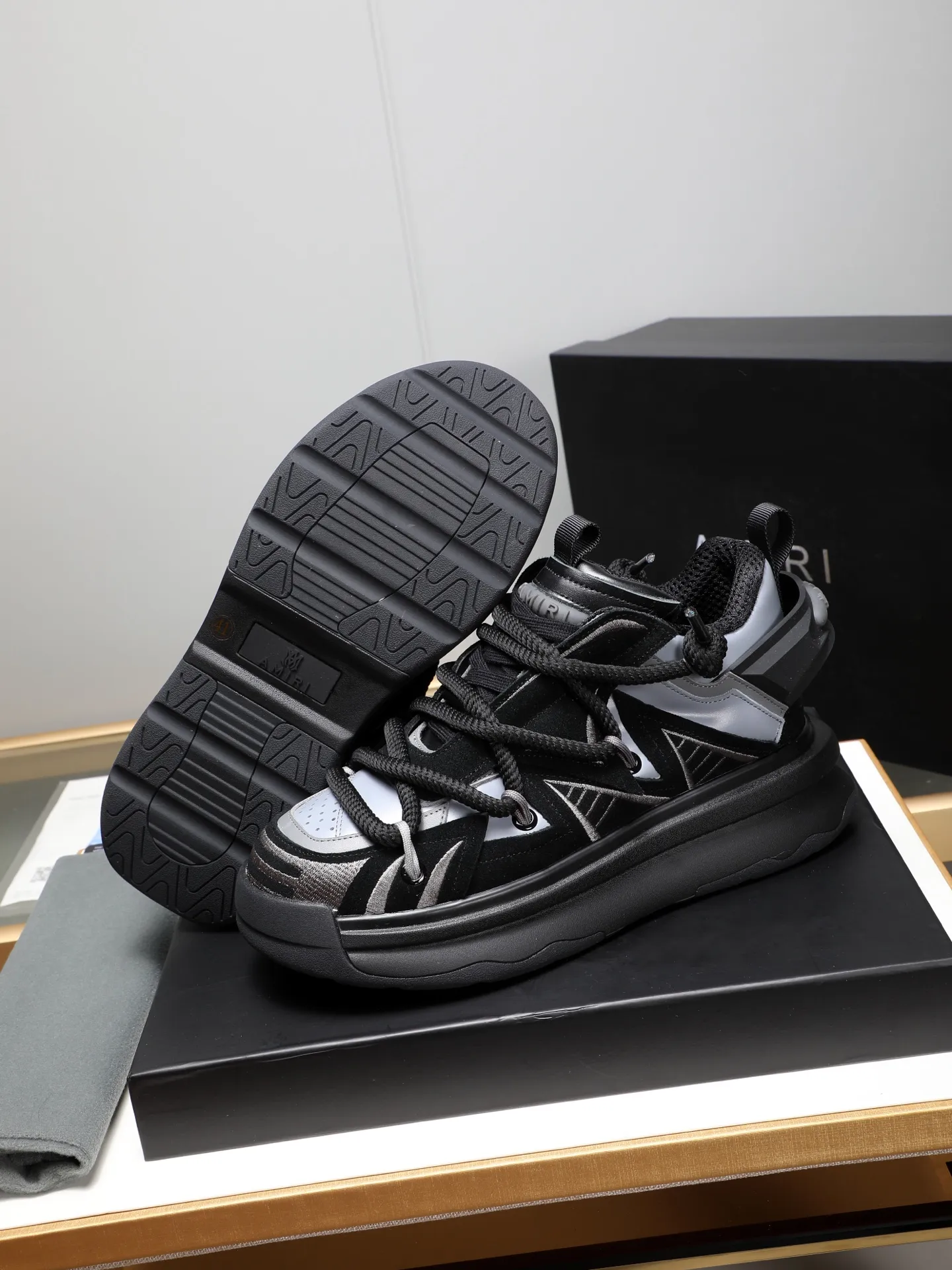 Men's men's shoes💰600 [AMIRI～AMIRI] 2025 spring and summer series new casual shoes🆕The large tongue on the upper and the cross shoe string design are very special! Made of cowhide➕multiple materials spliced➕in breathable mesh, thickened and oversized foam-resistant outsole, it will look good on whoever wears it! The appearance is responsible, the feet are retro and handsome! Size:39-44 (38, 45, 46 customized)